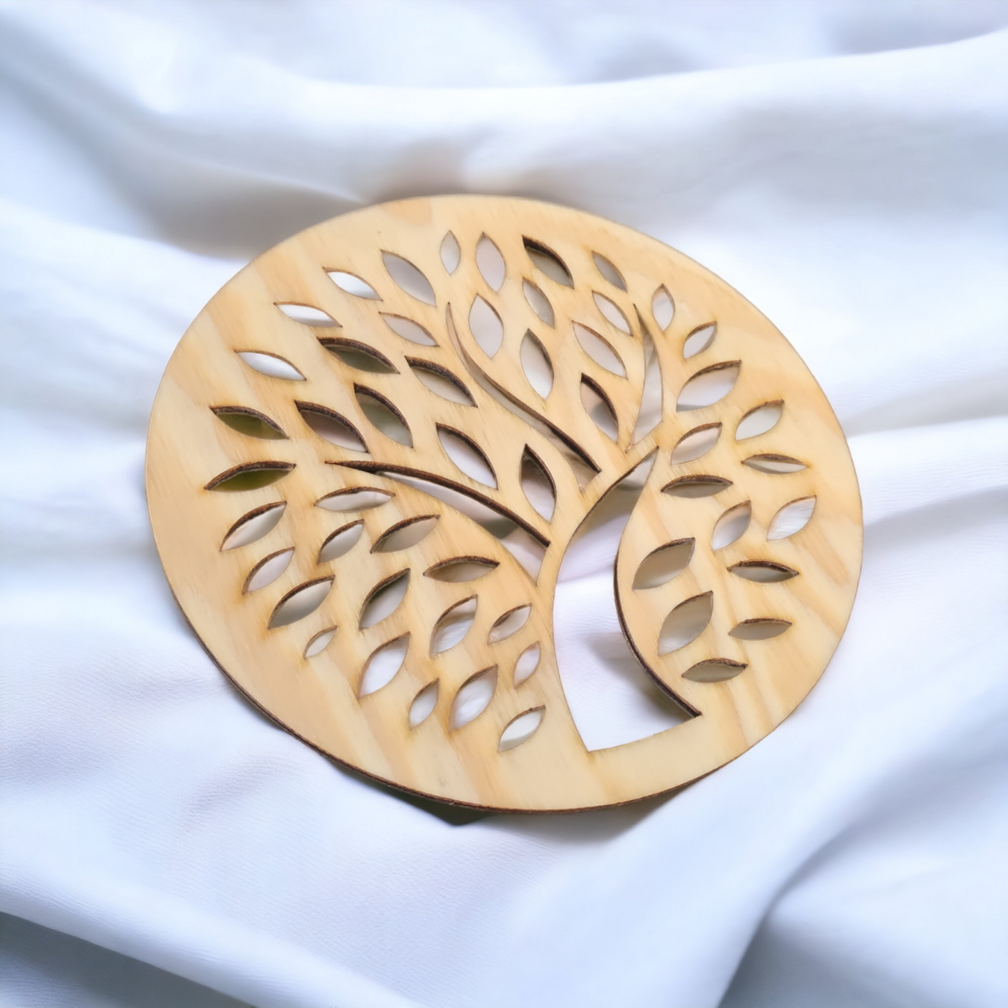 Dřevěná podložka pod hrnec se stromem - laserem řezaná z překližky, průměr 16,5 cm